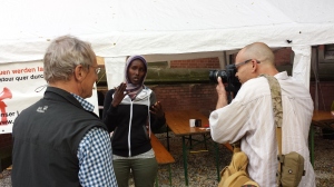 Fatuma erzählt im Kirchhof ihre Geschichte
